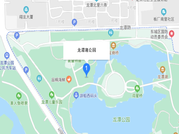 龍?zhí)逗?>龍?zhí)逗?，位于北京市東城區(qū)外城東南隅，龍須溝流經(jīng)此地，故命名為“龍?zhí)逗?rdquo;。為古高梁河穿過(guò)的地區(qū)，屬海河流域北運(yùn)河支流通惠河支流護(hù)城河水系。因明圍筑外城墻的窯坑積水形成，中華人民共和國(guó)建國(guó)后，疏挖成三處湖面，面積44.3萬(wàn)多平方米，并于1980年代建成大型河湖公園（龍?zhí)逗珗@、北京游樂(lè)園、龍?zhí)段骱珗@）。也是南城雨水的調(diào)蓄湖泊</ul></div>
<div   id=